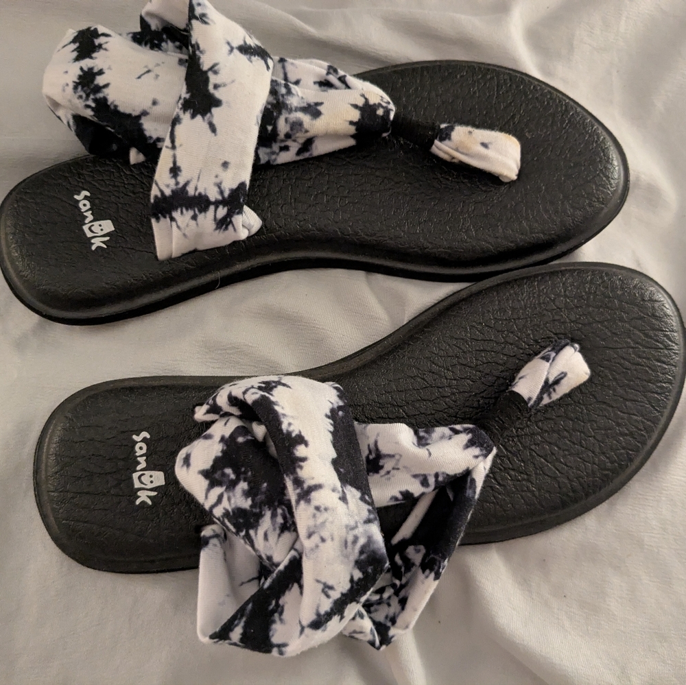 Sanuk Women's Tie-Dye Black and White Sandals